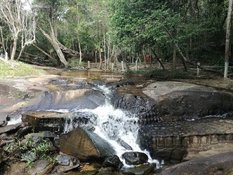 霊峰プノンクーレンの麓に到着